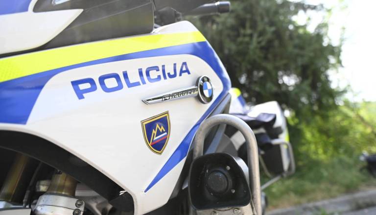 Mladoletnik ukradel e-skiro, našli so ga v romskem naselju