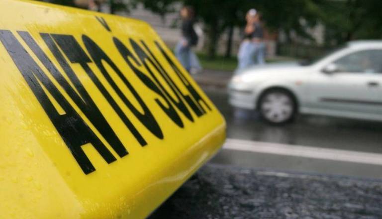 Kolesarja zbil avtomobil avtošole? Policija išče voznika in očividca nesreče 