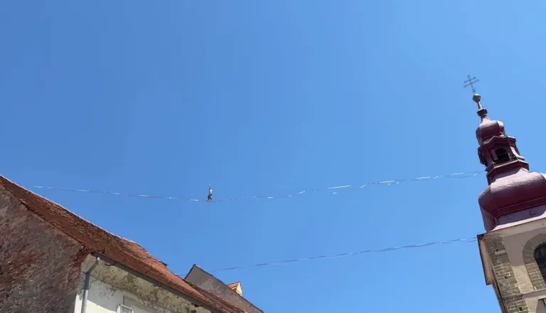 FOTO in VIDEO: Človek v zraku nad mestom? Ni fotomontaža in ni umetna inteligenca, to se res dogaja na Ptuju