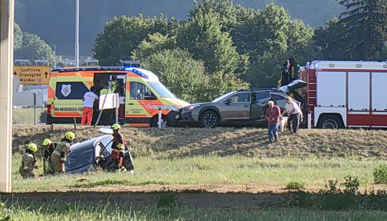 FOTO in VIDEO: Prišlo je do prometne nesreče v krožišču Pesnica