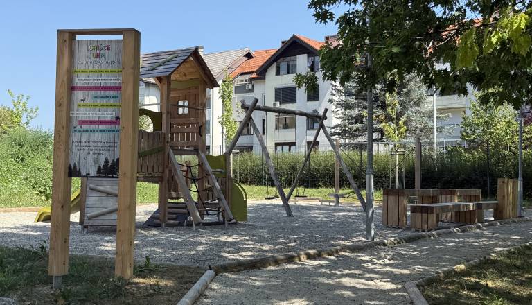FOTO in VIDEO: Po slabem letu dni je kočevsko otroško igrišče zaživelo v novi podobi, a prihaja še nekaj ...