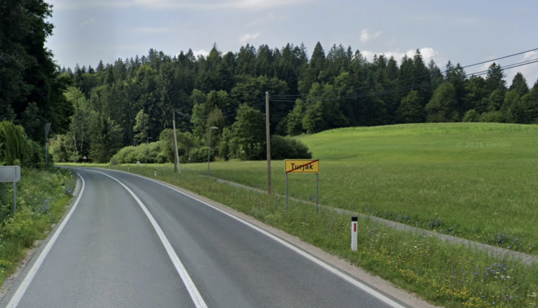Huda prometna nesreča na cesti Kočevje-Ljubljana, motorist hudo poškodovan
