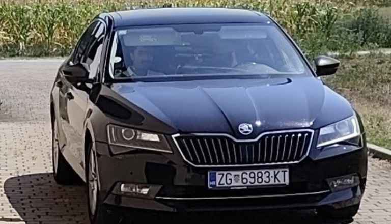 Pozor, občani opozarjajo na sumljiva moška, hodila naj bi od hiše do hiše in ponujala brošure