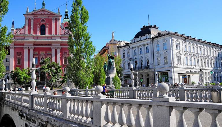 Nova skrivnost na Tromostovju: Izginila že druga kamnita krogla, kdo odnaša dele zgodovinske ograje?