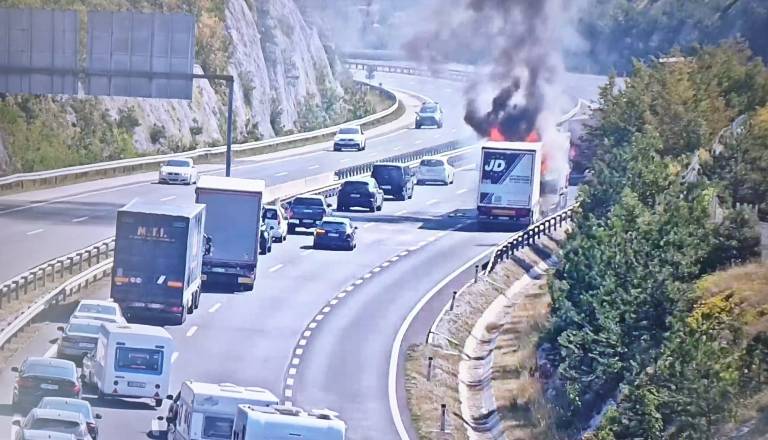 Promet proti morju obstal: Zaradi hude nesreče zaprli primorsko avtocesto