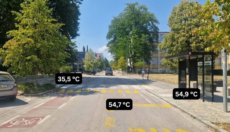 Avtomobil na Koroški ulici se je segrel na kar 85 stopinj