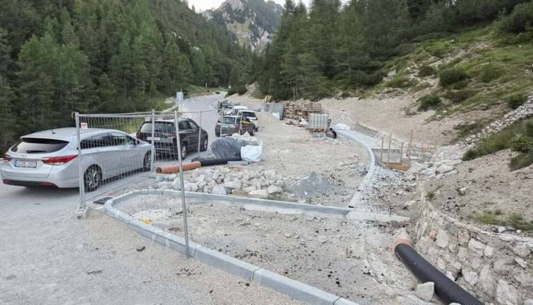 Vršič razburja: manj parkirišč, več vprašanj