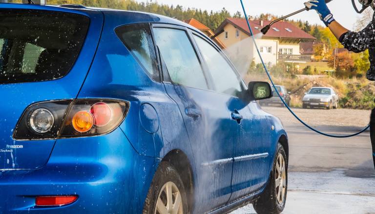 Ali boste zaradi suše morali pustiti avto umazan? Lastnik avtopralnice pojasnil, zakaj oni lahko delajo