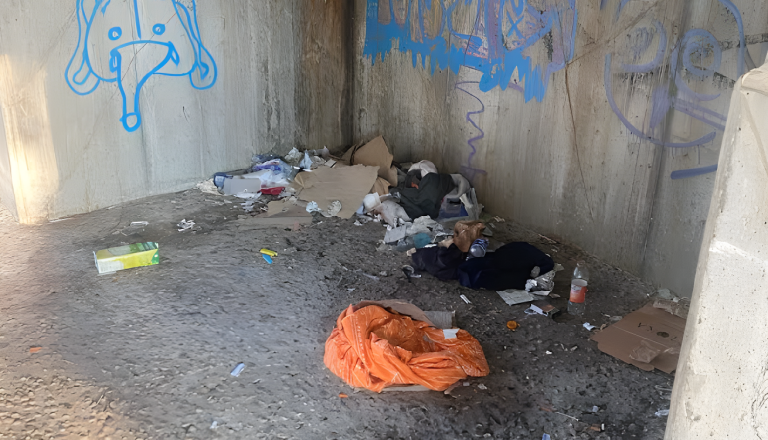 FOTO: Novo opozorilo iz centra Ljubljane: Pod Mesarskim mostom našla odvržene igle