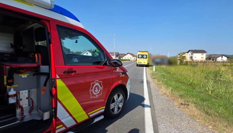 Hudo trčenje avtomobila in tovornjaka v Cvetkovcih, dve osebi poškodovani