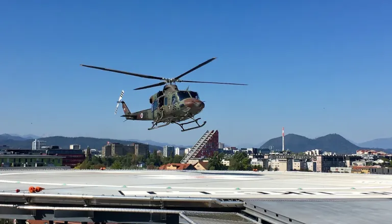Vročina terja svoj davek: V UKC Ljubljana porast hudo poškodovanih, letos že več kot 420 pristankov helikopterjev