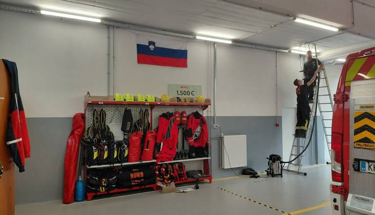 Trem moškim vlom v garaže dolenjskega gasilskega društva preprečil sosed