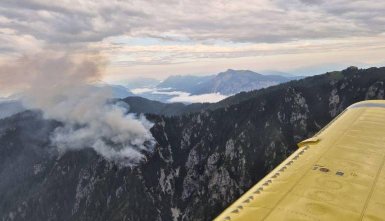 Nad Kranjsko Goro zagorelo sredi noči: Gasilcem pri gašenju pomagajo letala in helikopter