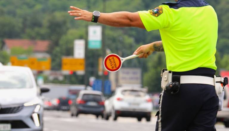 Strele zanetile požara v gorah, ponoči še nesreča v Kranju