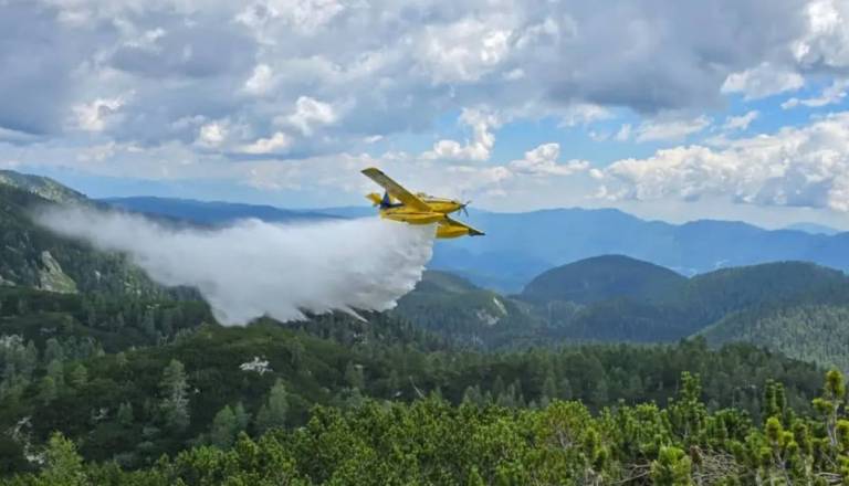 Dva požara na Gorenjskem: Air Tractorji zajemajo vodo iz dveh jezer