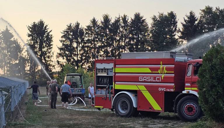 Gasilci priskočili na pomoč: Z zračenjem vode preprečevali pogin rib