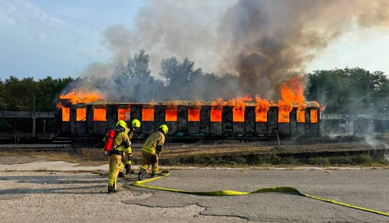 FOTO: Na železniški postaji v Njivercah zagorel vagon