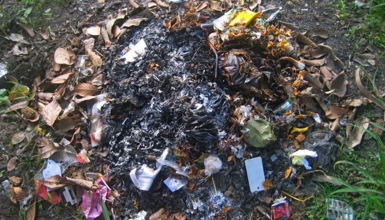 Sredi velike požarne ogroženosti kurili plastiko, pnevmatike in odpadke