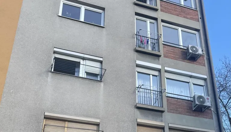 Namestitev klime v Ljubljani ni tako preprosta: Napačna postavitev lahko prinese spor s sosedi ali inšpekcijo