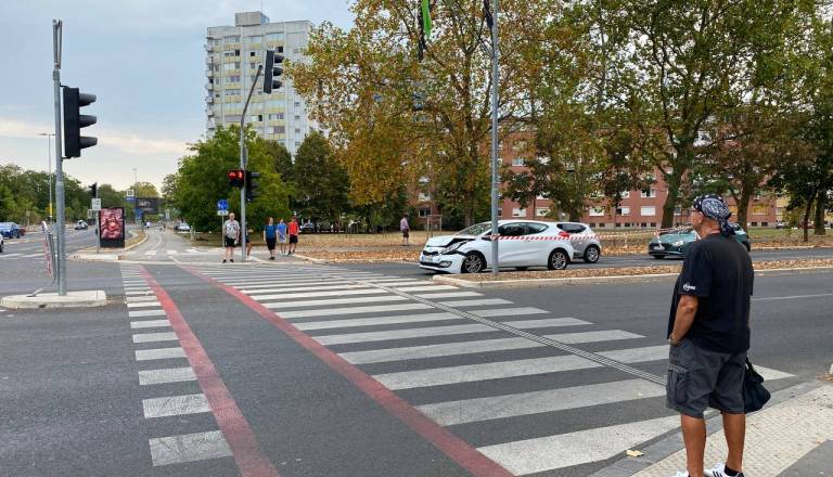 FOTO: Trk na Topniški cesti v Ljubljani, razbit avtomobil obstal sredi križišča
