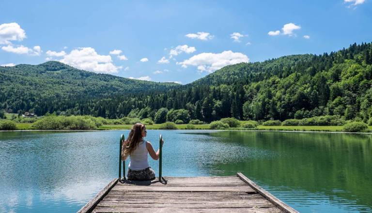 Priljubljeno jezero pri Ljubljani polno kopalcev, a letošnjih analiz vode ni
