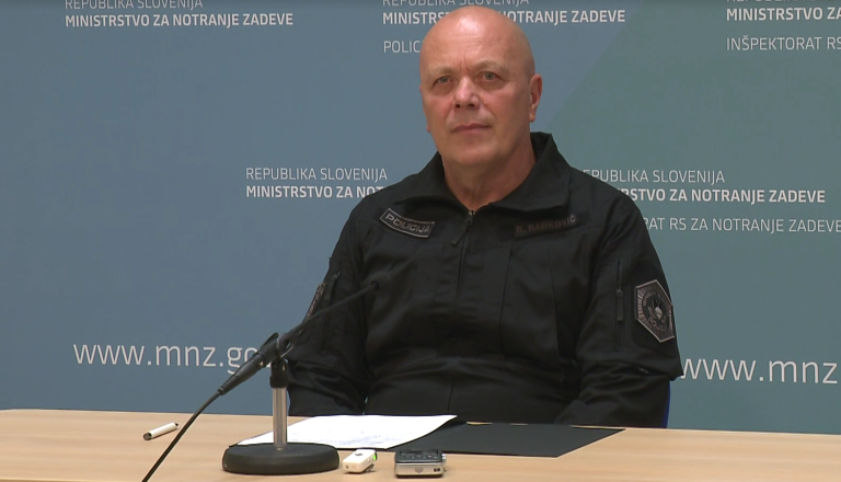 Napeta noč v Kamniku: Moški ni želel predati otroka, posredovali so specialci