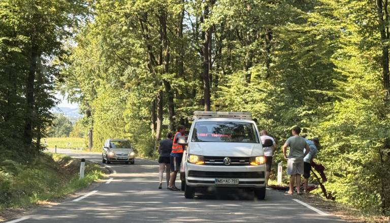 FOTO in VIDEO: Zletel s ceste pred Kruplivnikom, voznike opozarjajo naj pazijo 