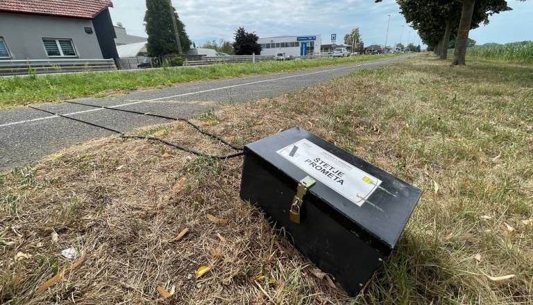 Na Tišinski cesti postavili števec prometa, preverjajo kolesarje