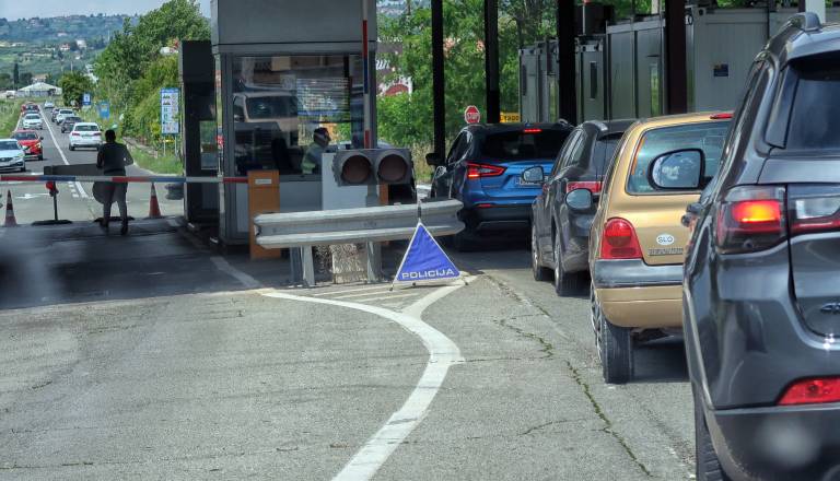 Na meji pozabil ženo in se odpeljal proti Nemčiji: »Si ti normalen?«