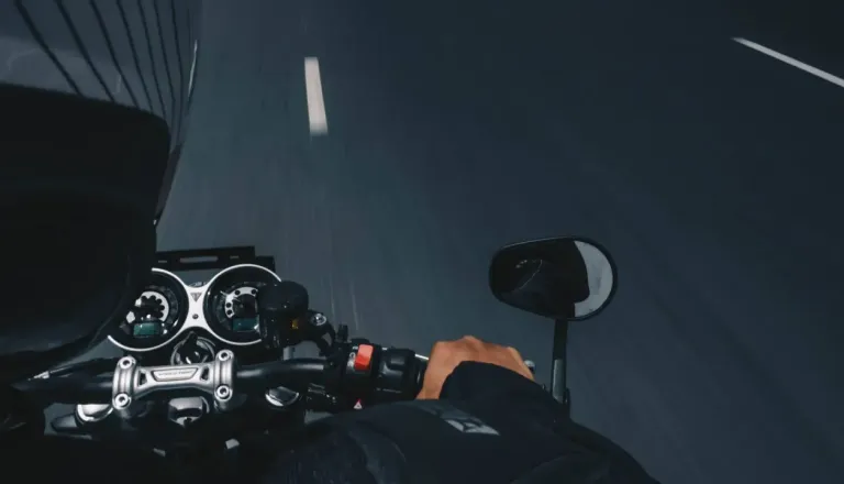 Hudo poškodovan motorist, njegovo življenje je ogroženo