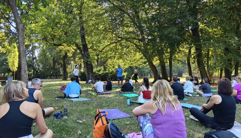 FOTO: Nedeljsko jutro v soboškem mestnem parku namenili jogi, pilatesu in sprostitvi