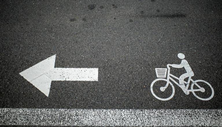 Na Smetanovi ulici trčila kolesarja, starejša kolesarka se je hudo poškodovala