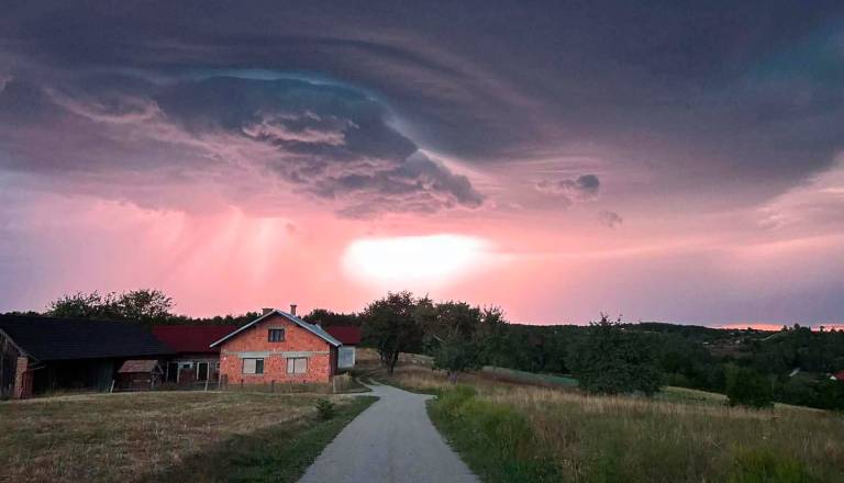 Burno nočno dogajanje: Supercelična nevihta, ponekod toča in močni sunki vetra