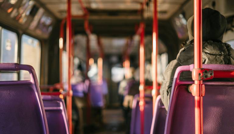 Moški v Mariboru razgrajal na avtobusu, ni ga ustavila niti policija: Končal je v pridržanju