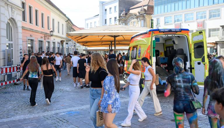 FOTO in VIDEO: Fazaniranje v Mariboru ušlo izpod nadzora, jajca letela tudi proti policistom, posredovali celo reševalci