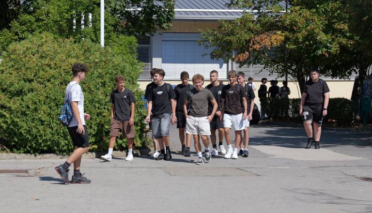 FOTO in VIDEO: Prvi šolski dan tudi za dijake, pred murskosoboškimi srednjimi šolami znova živahno