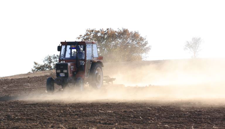 Tragično: Prevrnjen traktor terjal življenje