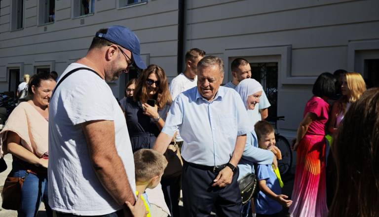 FOTO in VIDEO: Prvi šolski dan v Ljubljani: V klopi sedlo skoraj 24.000 učencev, na Prulah odprli prenovljeno šolo