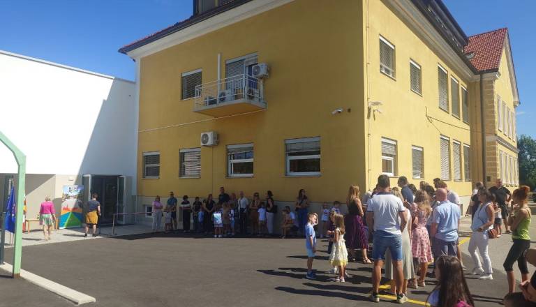 FOTO in VIDEO: Prvošolčki v Šmihelu slavnostno otvorili nov prizidek