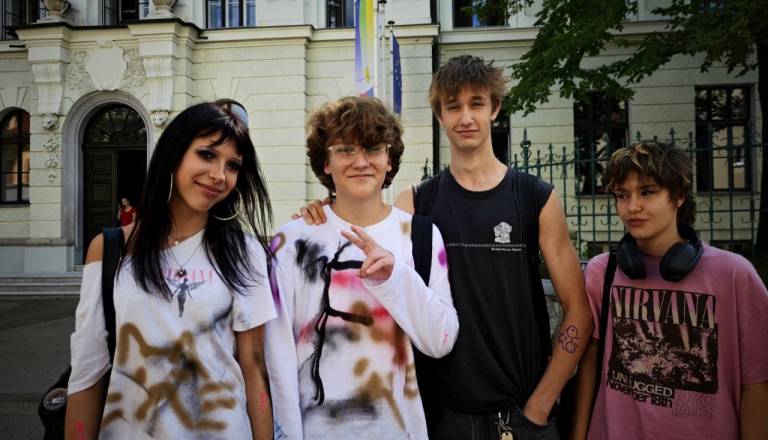 FOTO in VIDEO: Tako so danes 'fazanirali' ljubljanske dijake: Črka F, grafiti in spreji