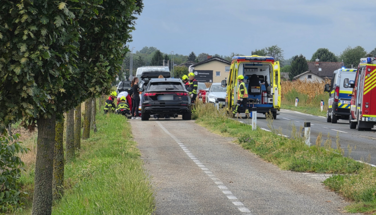 FOTO in VIDEO: Hudo trčenje v bližini Murske Sobote, avtomobil pristal na strehi
