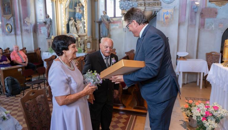 Zakonca Grmovšek ob 60. letu zakona obnovila zaobljube: To sta storila v cerkvi, kjer sta se poročila