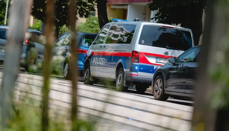 Nedaleč od Maribora drama na avtocesti: Pobegnil mejni kontroli, po trčenju v avtu našli večjo količino drog