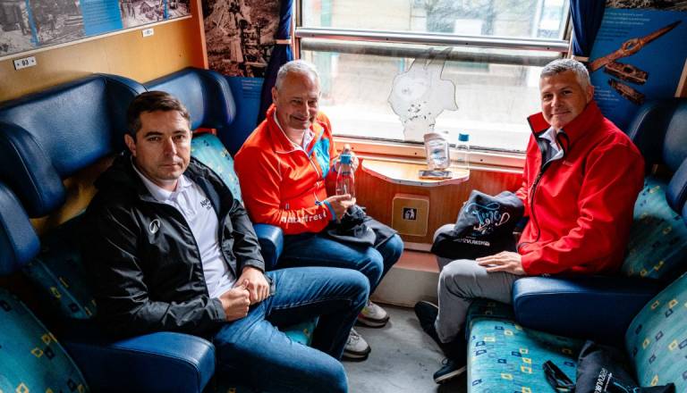 Z električnimi vozili, vlakom in kolesi od Celovca do Trsta: Evropski poslanci en dan brez meja