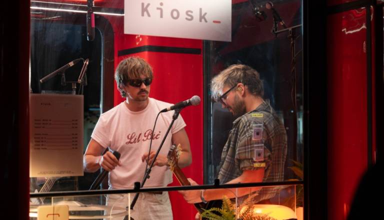 Nenavaden koncert v Ljubljani: MRFY nastopili na le nekaj kvadratnih metrih kultnega rdečega kioska K67