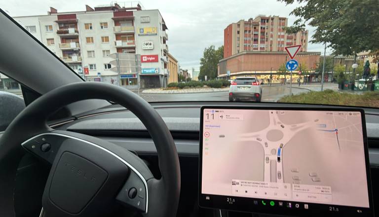 FOTO in VIDEO: Samovozeča Tesla prvič po soboških ulicah