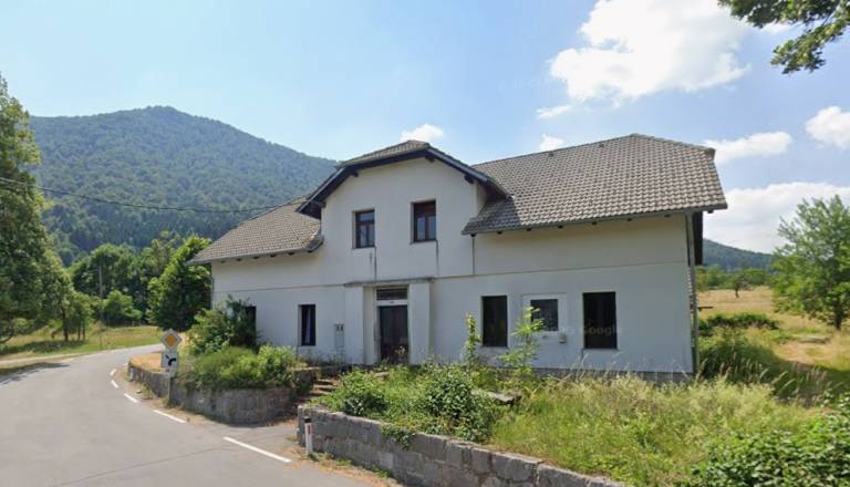 Nekdaj priljubljeno kočevsko gostišče išče novega lastnika: Zapuščen objekt je naprodaj za samo 150 tisoč evrov