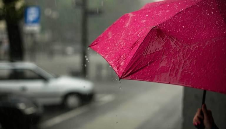 Nevihte z močnimi nalivi že na zahodu, ponekod v pol ure več kot 20 milimetrov dežja