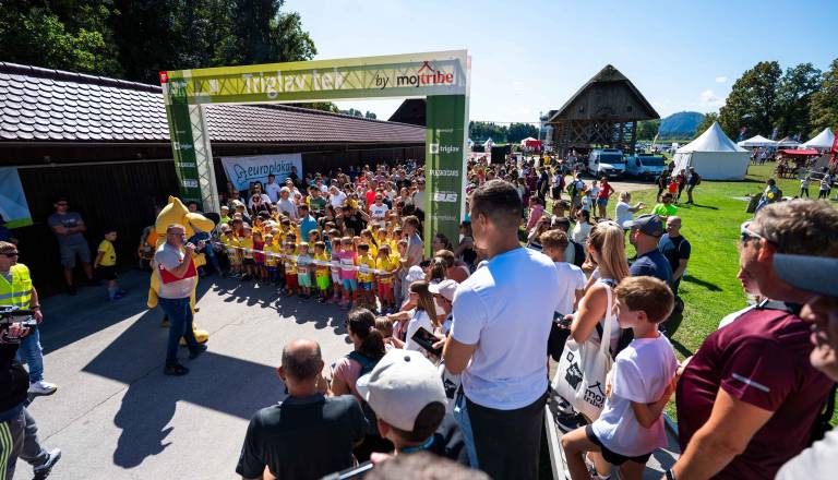 FOTO: Več kot 2500 obiskovalcev na Brdu združilo tek, pohodništvo in dobrodelnost