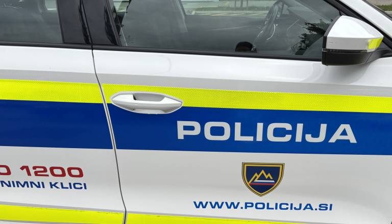 Našli policijsko pištolo, ki jo je po streljanju odvrgel osumljenec